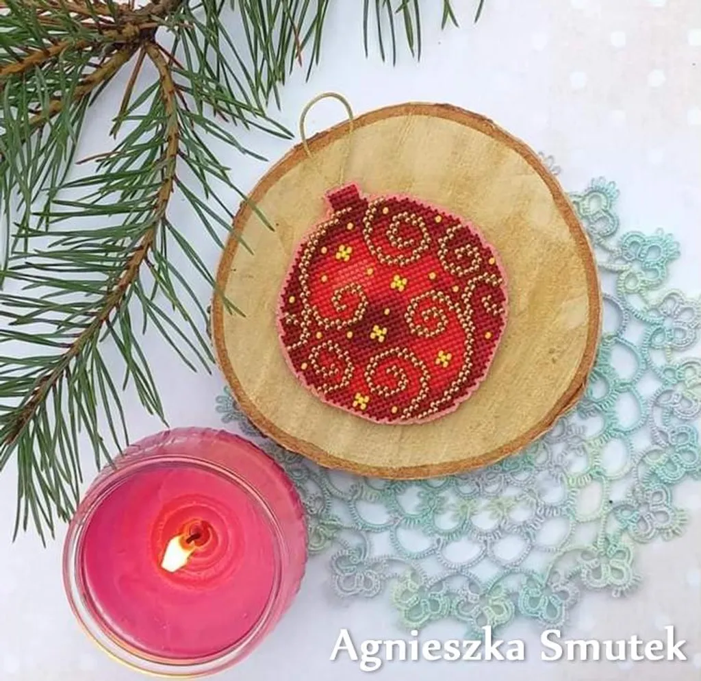 Kit broderie perles et fil arabesque dorée pour médaillon