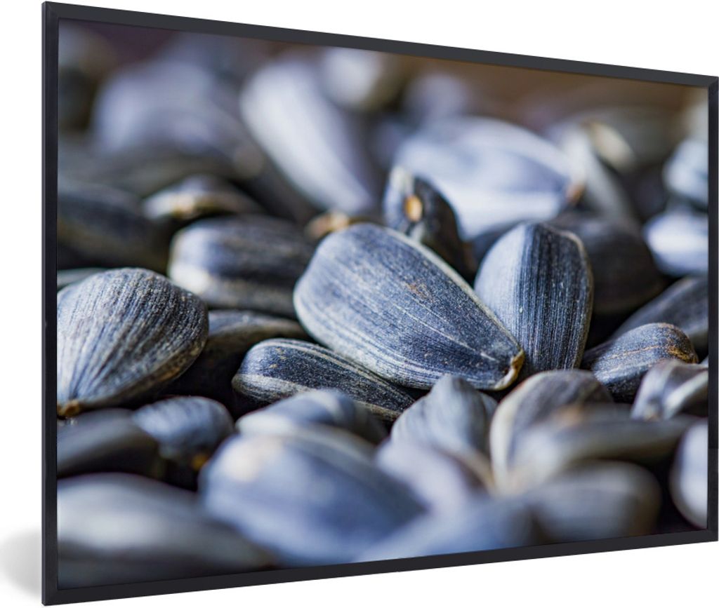 MuchoWow Gerahmtes Poster Nahaufnahme der schwarzen Außenseite von Sonnenblumenkernen 90x60 cm - Poster mit Schwarzem Bilderrahmen Wandposter Ra...