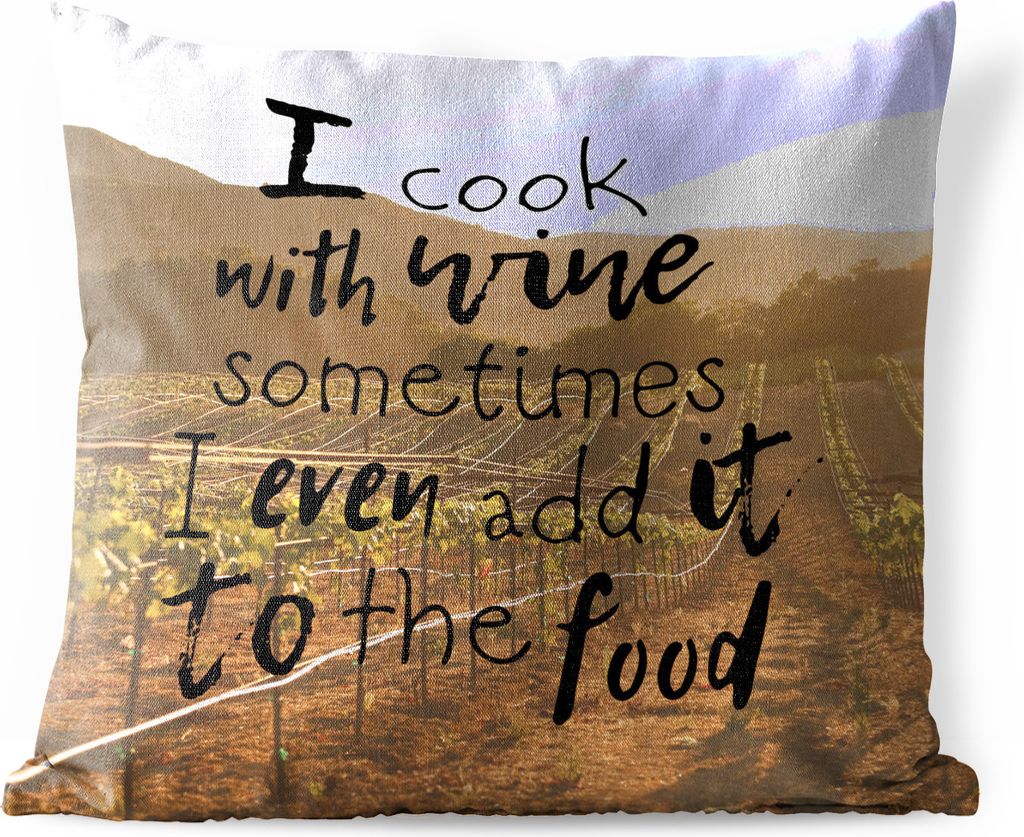 MuchoWow Outdoor Kissen - Zitat Wein 'Ich koche mit Wein. Manchmal füge ich ihn sogar zum Essen hinzu" und ein Weinberg - 60x60 cm - Wetterfest ...