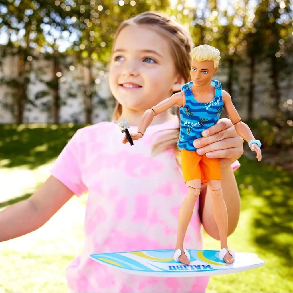 Barbie Ken Poupée Surfeuse avec Planche et Accessoires de Plage HPT50