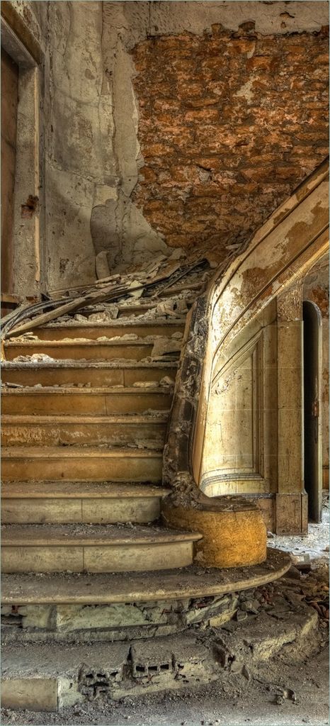 Türtapete Türposter Massive Steintreppe in herrenlosem Haus - Größe: 93 x 205 cm
