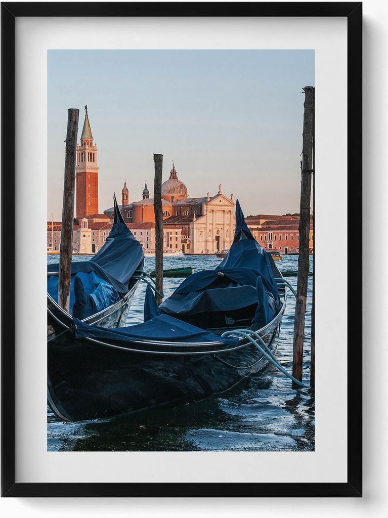 Venezianische Gondeln auf dem Wasser Italien– Wandbild mit Rahmen – Gerahmtes Bild – Wanddekoration – 50x70 cm – Schwarz Rahmen