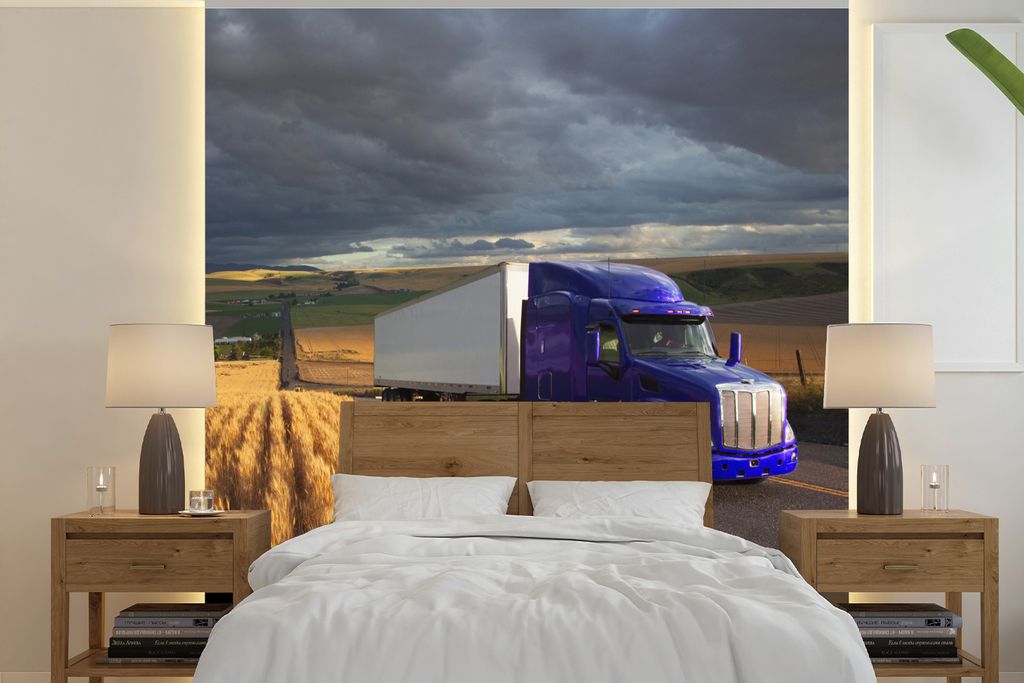 MuchoWow Fototapete für Wohnzimmer oder Schlafzimmer Wandtapete Vinyl Motivtapete Lila LKW zwischen den Feldern - 280x280 cm - Hintergrundbild