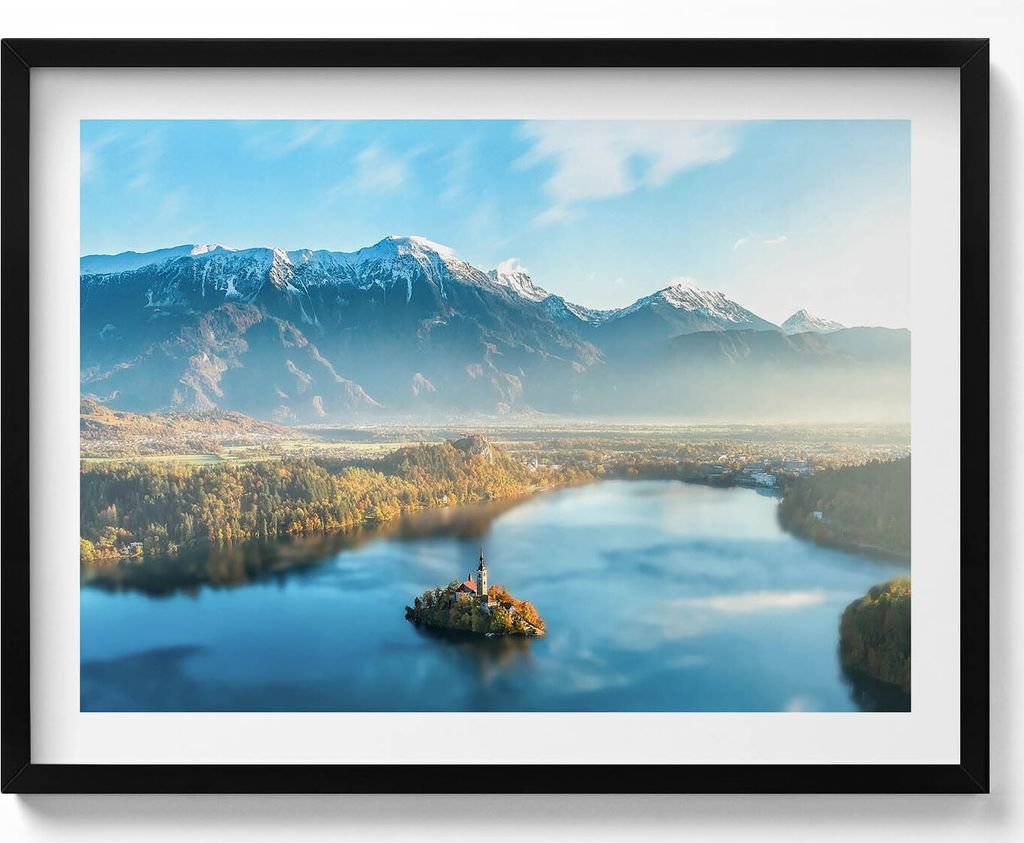 Gebäude auf einem Bergsee– Wandbild mit Rahmen – Gerahmtes Bild – Wanddekoration – 80x60 cm – Schwarz Rahmen