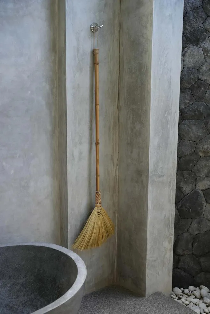 Balai de jardin en herbe naturelle marron avec long manche 130 cm bois