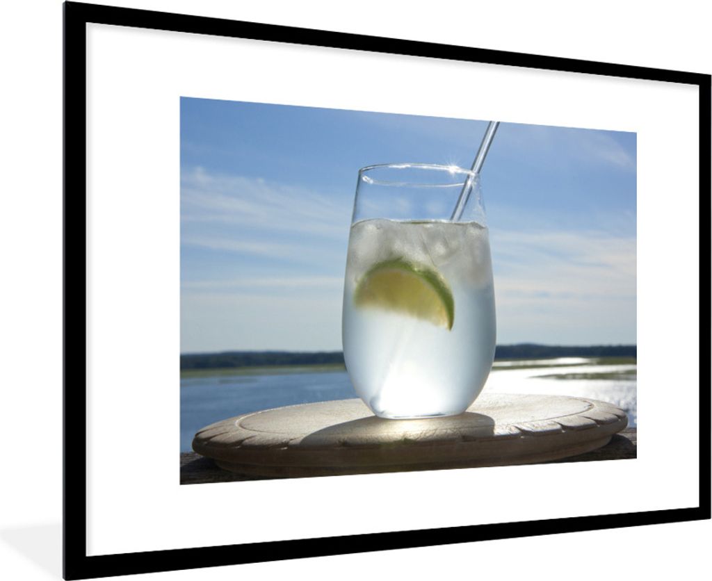 MuchoWow Gerahmtes Poster Ein Gin Tonic am blauen Meer 90x60 cm - Poster mit Schwarzem Bilderrahmen Wandposter Rahmen Foto Bilder - Wanddekoratio...