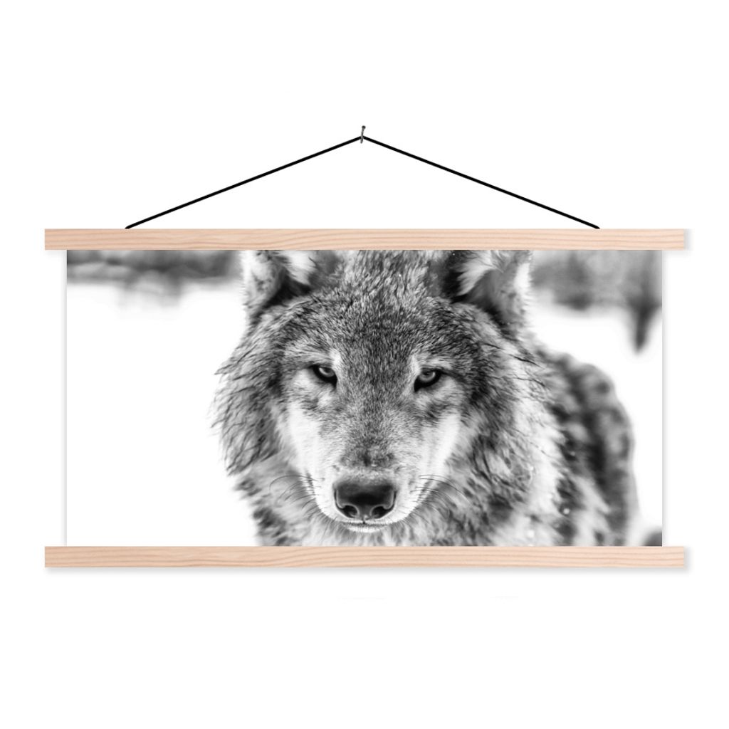 MuchoWow Textilposter Wolf im Winter in Schwarz und Weiß 60x30 cm mit holzfarbenen Rahmen - Dekoration
