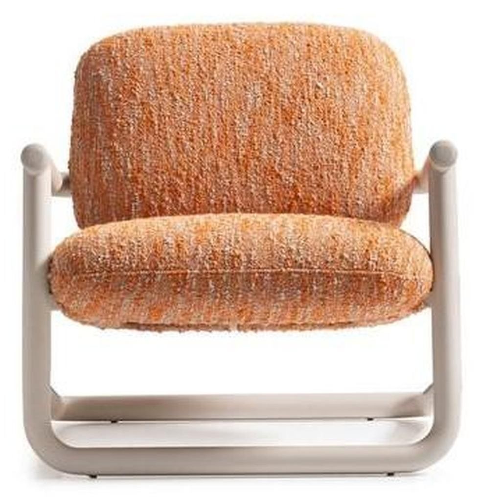 Moderner orangefarbener Stoffsessel aus Textil und Metall