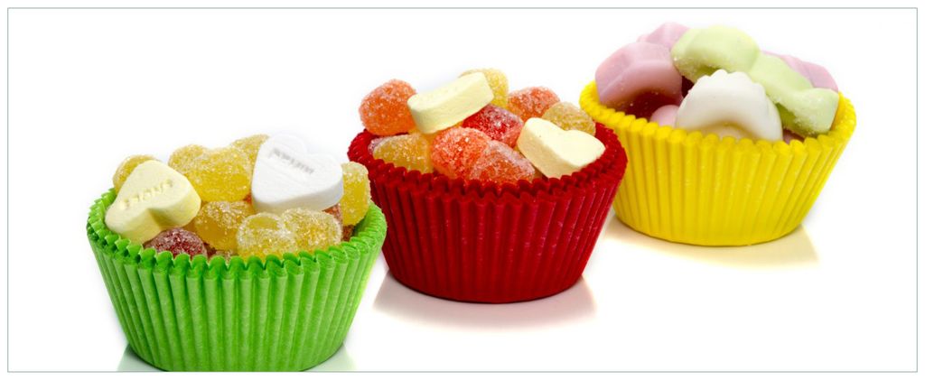 Wallario Premium Glasbild, freischwebende Optik, kräftige Farben, Größe 125 x 50 cm Motiv Sweets - Süßigkeiten-Muffins in der Küche