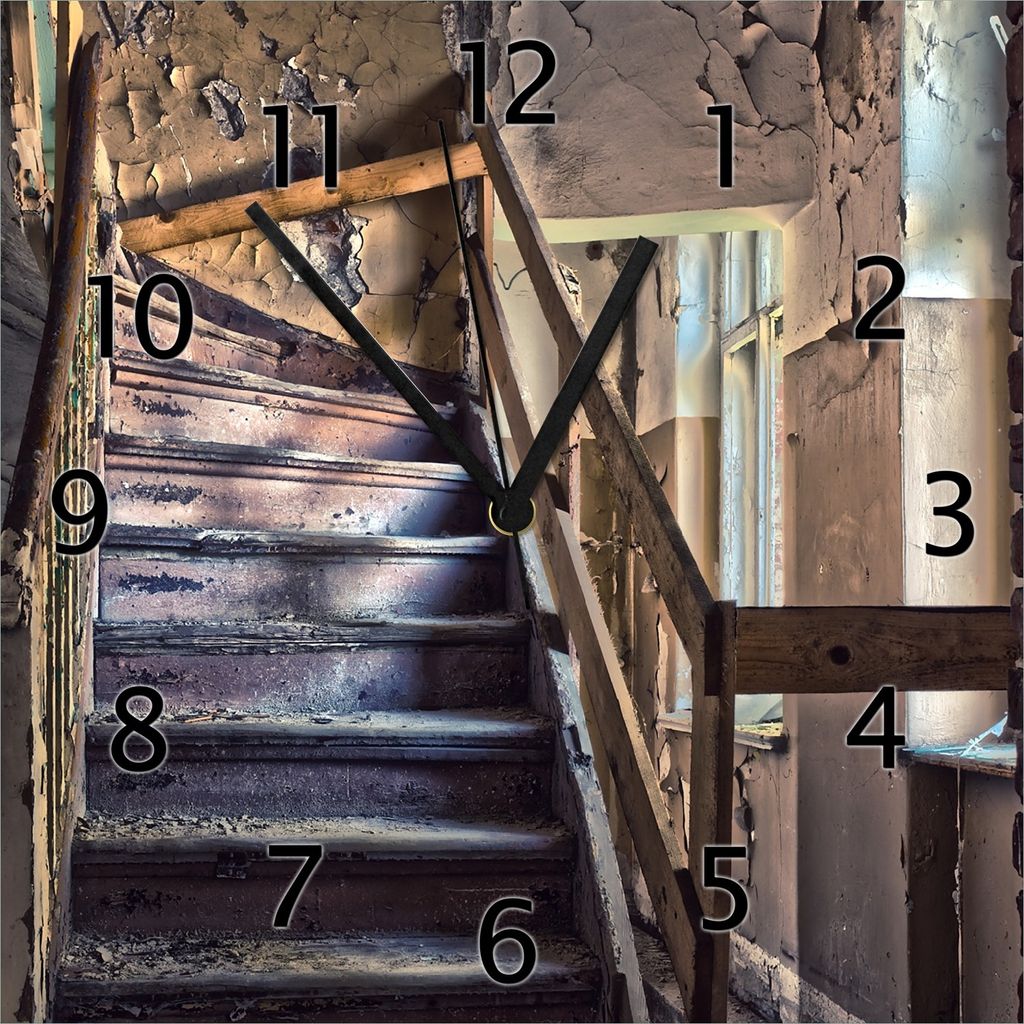 Wallario Design Wanduhr Treppe in einem alten Haus aus Echtglas, Größe 30 x 30 cm