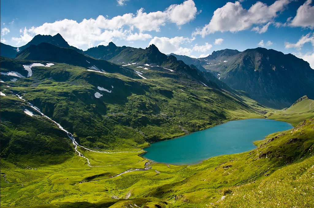 Muralo Fototapete Berglandschaft 312 (B) x 219 (H) cm Vlies Wand Tapete Gebirge Himmel See Wiesen Grün Wohnzimmer Schlafzimmer moderne Wandbild La...