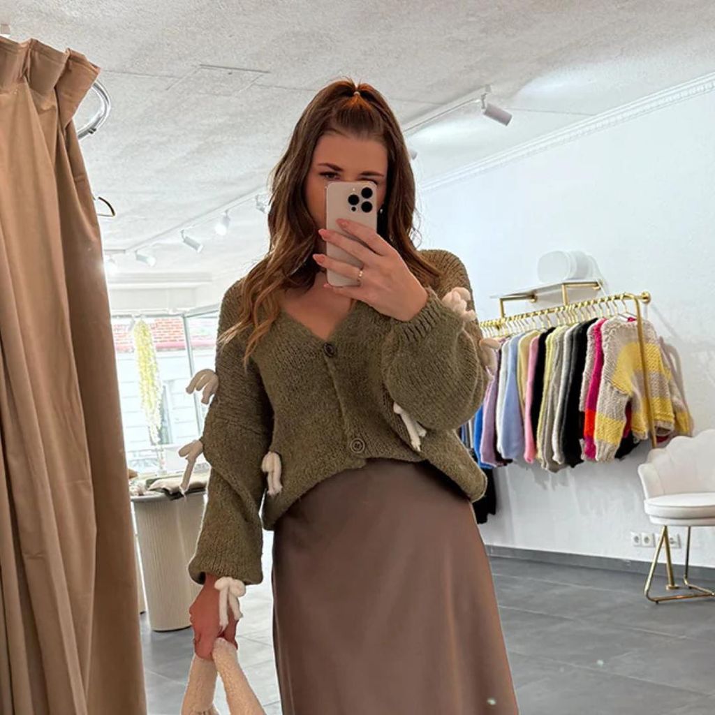 Strickjacke Damen Cardigan mit weißen Schleifen „Anna“ Khaki, Onesize (XS-XL), für Frauen Langarm Grobstrickjacke, Herbst Winter Strickmantel...