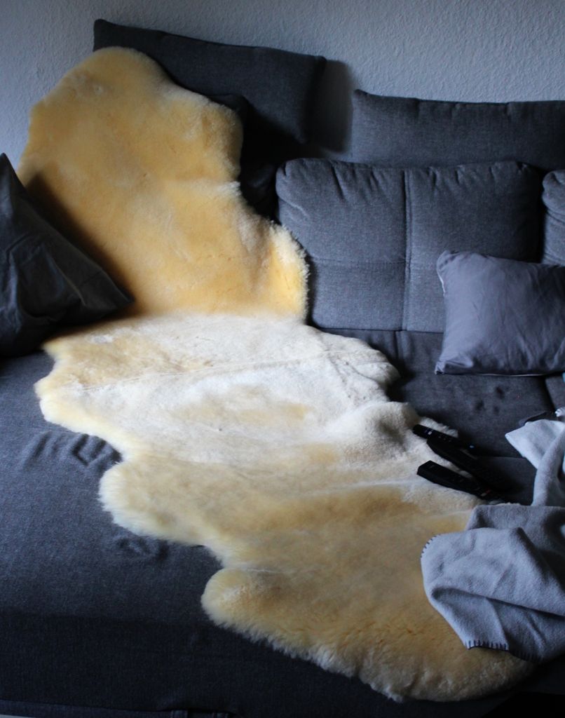 Echtes Qualitäts Lammfell, ca. 220 x 75 cm, als Bettfell, Unterbett, Couchauflage, Sesselauflage, Teppich | Schaffell in Naturform | + weitere Gr...