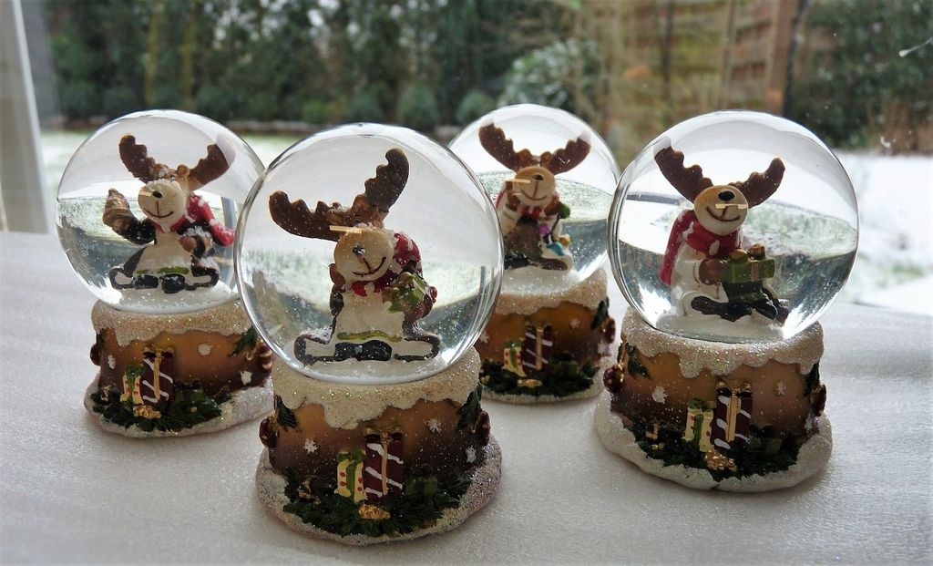 4 x Schneekugel Elch Schnee Weihnachtselch Glimmerkugel Produktbild 