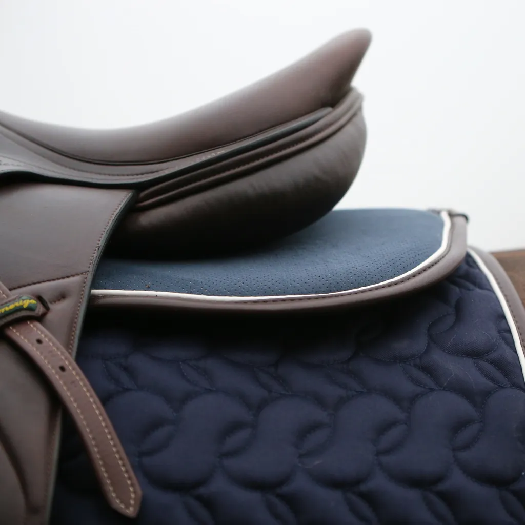 Tapis de Selle Kentucky Absorb Full Navy Braun : Idéal pour le CSO