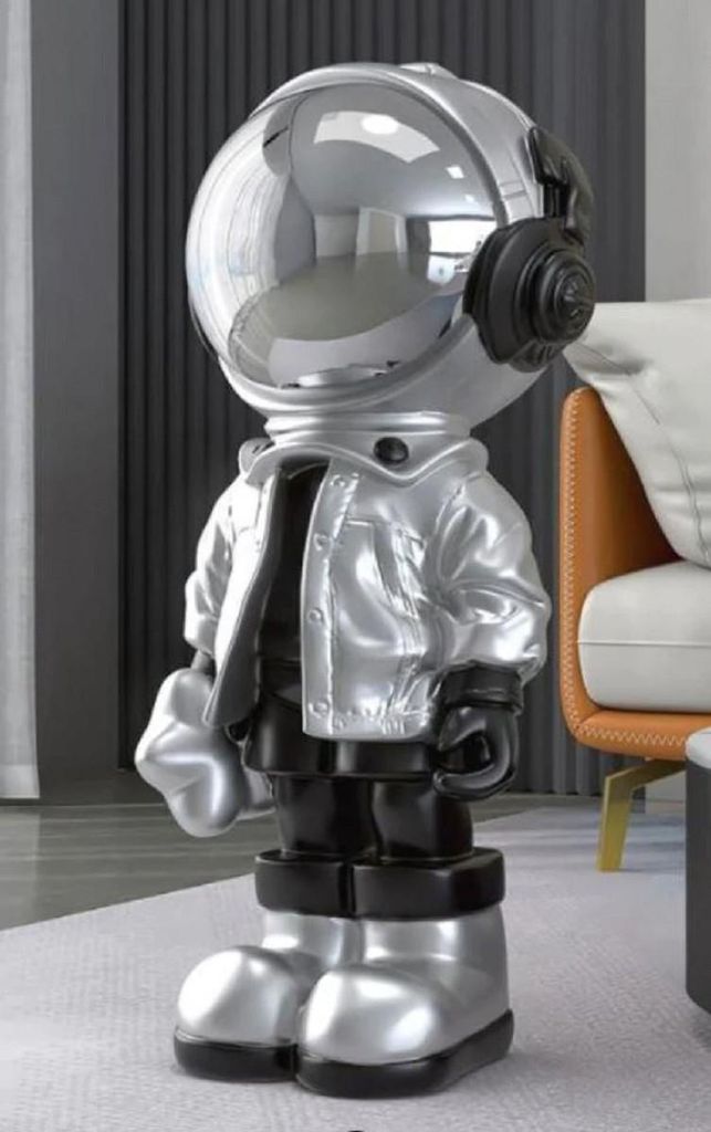 Casa Padrino Luxus Designer Deko Skulptur Astronaut Silber / Schwarz 30 x H. 70 cm - Kunstharz Deko Figur - Wohnzimmer Deko - Luxus Designer Deko A...