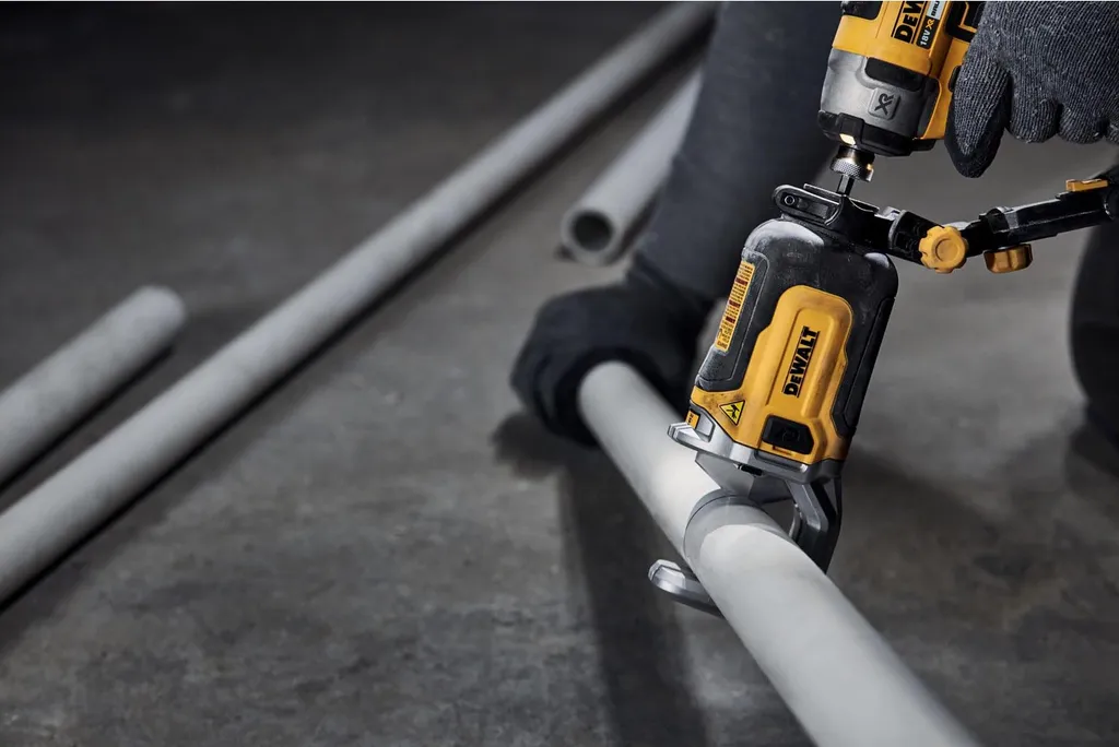 Coupe-tube DEWALT PE 50mm à coupe nette et précise sans ébavurage - 16