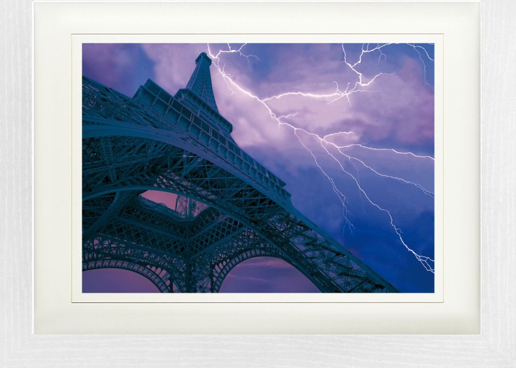 Eiffelturm Gerahmtes Bild Mit Edlem Passepartout | Wand-Bilder | Im Bilderrahmen - Blitzeinschlag Am Nachthimmel Von Paris (30 x 40 cm)