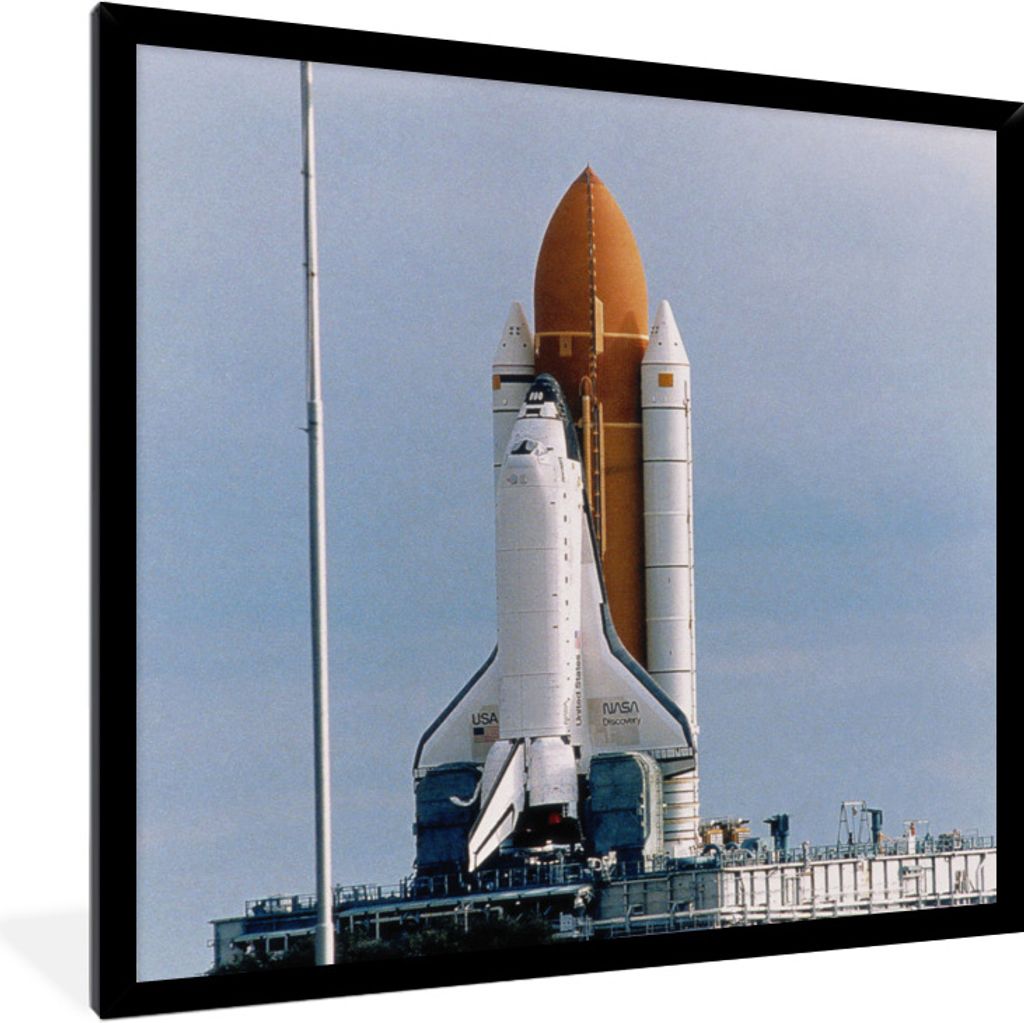 MuchoWow Gerahmtes Poster Eine Raumfähre auf der Startrampe mit der amerikanischen Flagge 40x40 cm - Poster mit Schwarzem Bilderrahmen Wandposte...