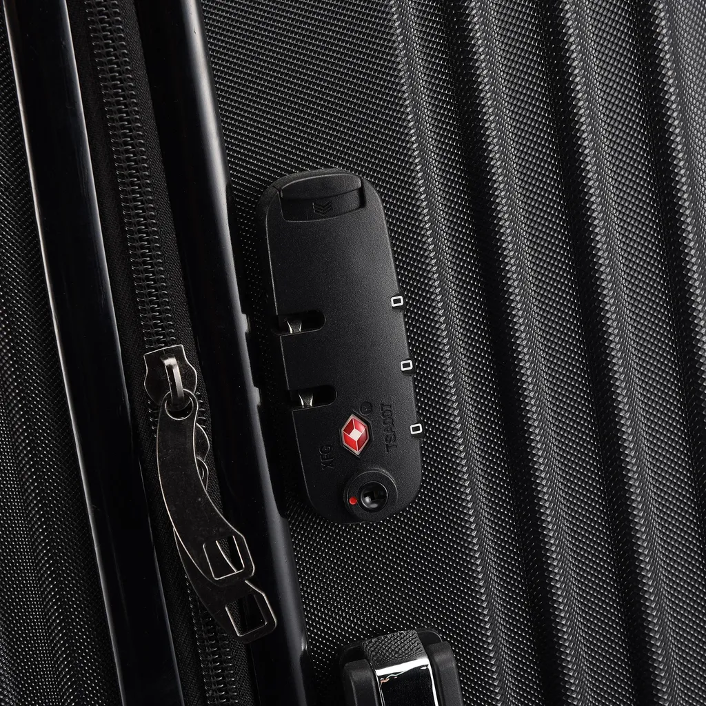 Valise 30 pouces 750 mm noire au design léger et format empilable