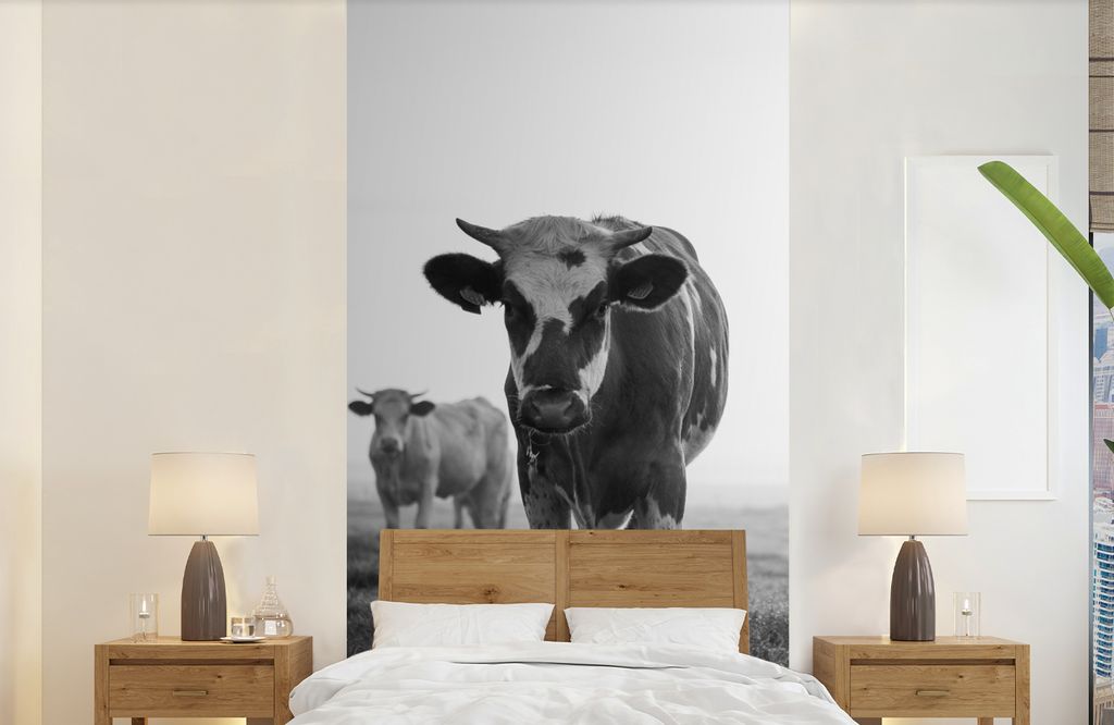 MuchoWow Fototapete für Wohnzimmer oder Schlafzimmer Wandtapete Vinyl Motivtapete Kühe im Morgennebel schwarz-weiß Foto - 120x240 cm - Hinterg...