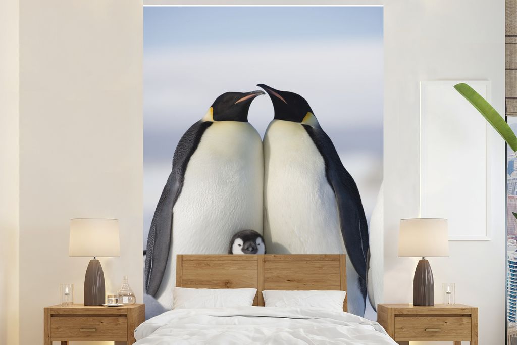 MuchoWow Fototapete für Wohnzimmer oder Schlafzimmer Wandtapete Vinyl Motivtapete Pinguin - Familie - Schnee - 200x300 cm - Wanddekorationen