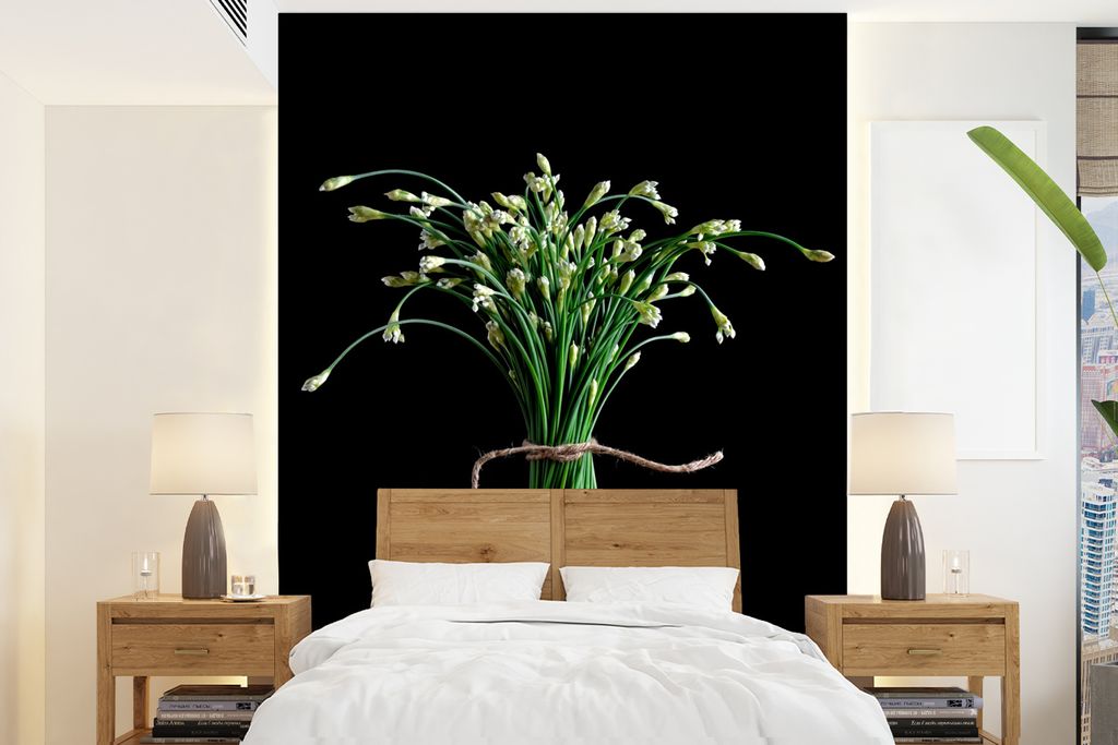 MuchoWow Fototapete für Wohnzimmer oder Schlafzimmer Wandtapete Vinyl Motivtapete Chinesischer Schnittlauch in einer selbstgemachten Vase - 165x...