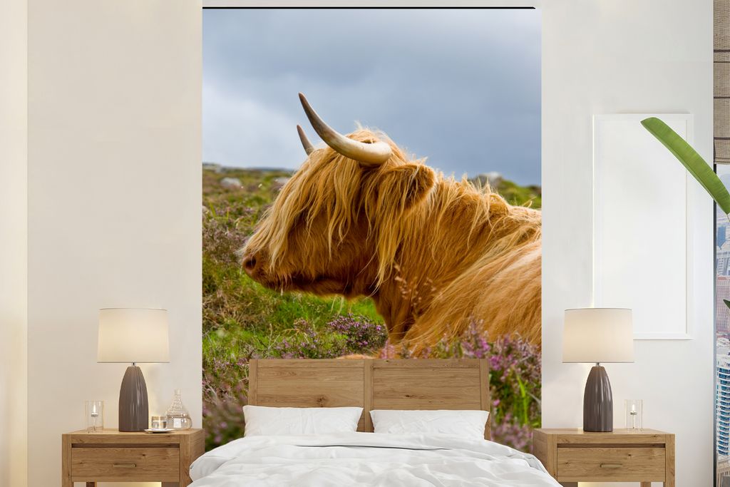 MuchoWow Fototapete für Wohnzimmer oder Schlafzimmer Wandtapete Vinyl Motivtapete Scottish Highlander - Blumen - Gras - 155x240 cm - Tapete