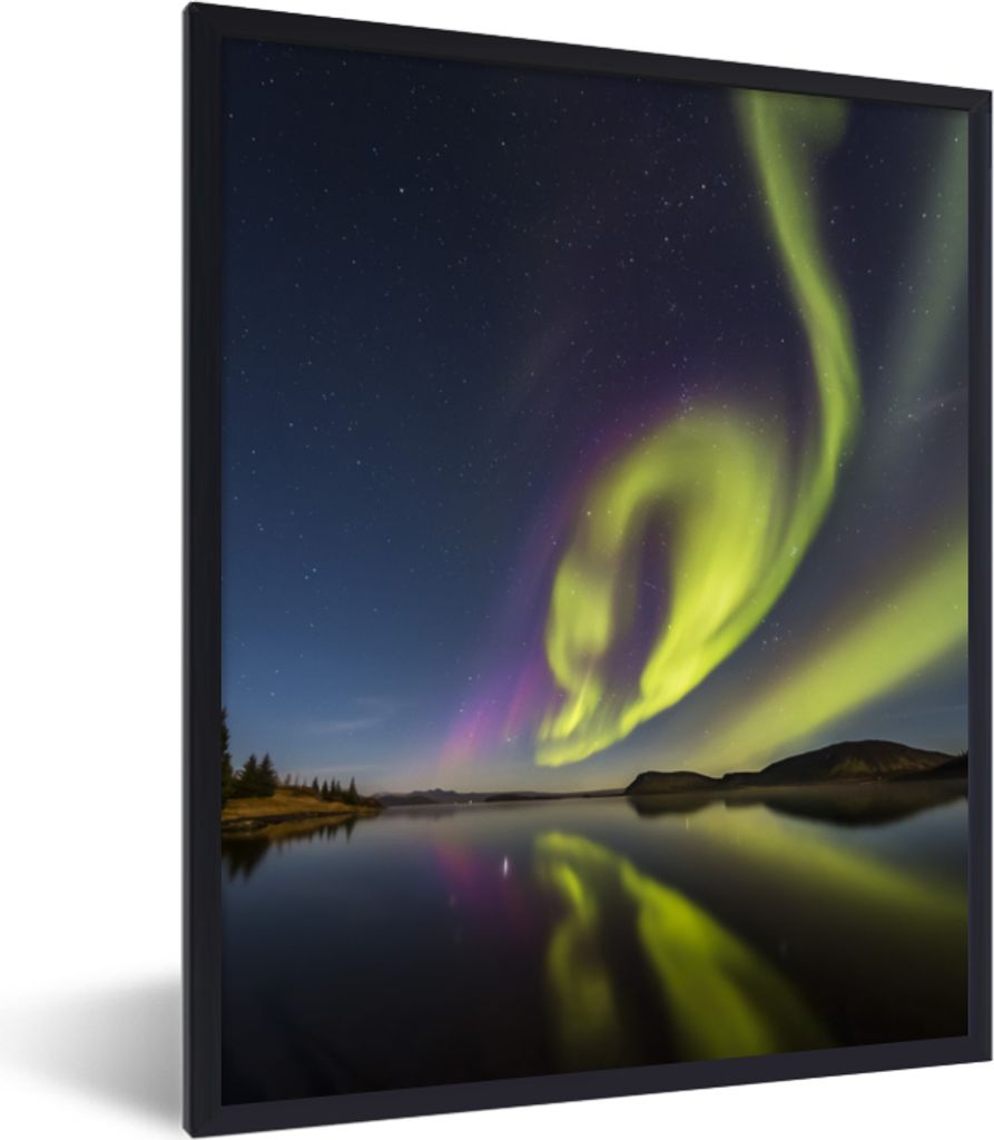 MuchoWow Gerahmtes Poster Nordlichter - Schweden - Lila - Wasser - Grün 30x40 cm - Poster mit Schwarzem Bilderrahmen Wandposter Rahmen Foto Bild...
