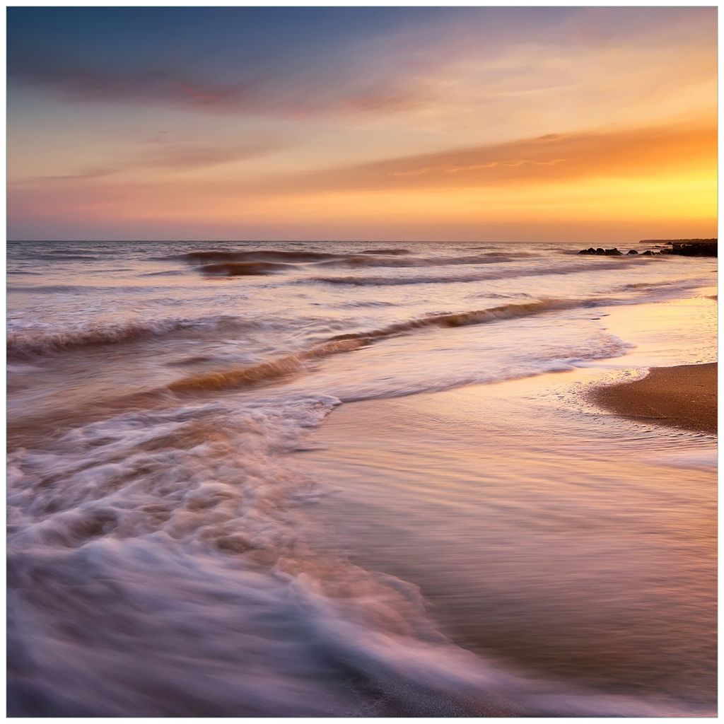 Wallario Premium Glasbild, freischwebende Optik, kräftige Farben, Größe 50 x 50 cm Motiv Sonnenuntergang am Strand - Abendspaziergang