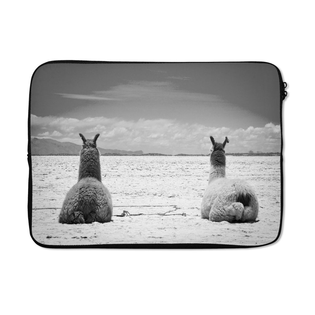MuchoWow Laptop Hülle 13 Zoll Lamas ruhen sich auf einer sandigen Ebene aus - schwarz und weiß Laptoptasche - Laptophülle - Sleeve - Rundumschutz