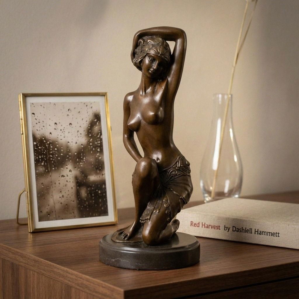 Hochwertige Bronzefigur Frau kniend, anmutig, patiniert, H.32 cm
