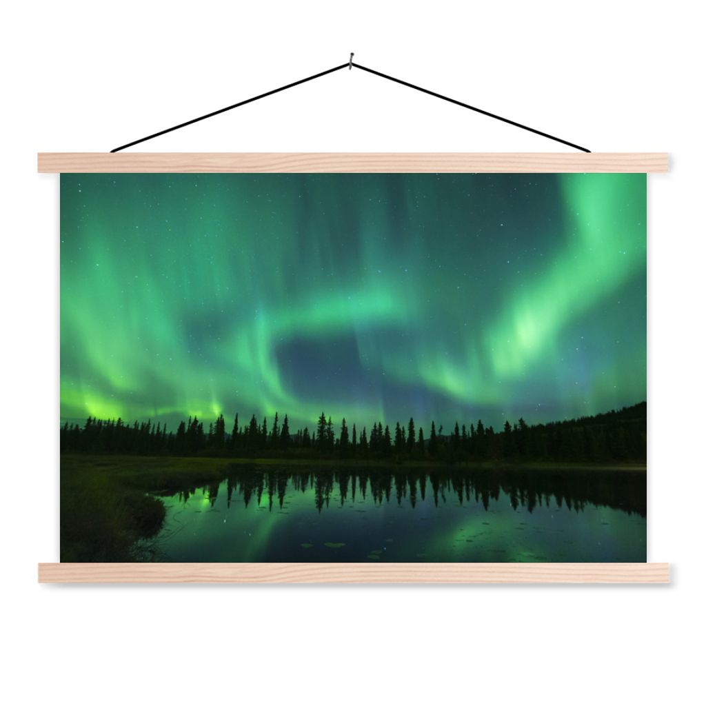 MuchoWow Textilposter Nordlicht - Bäume - Wasser - Alaska 120x80 cm mit holzfarbenen Rahmen - Aufhängeset