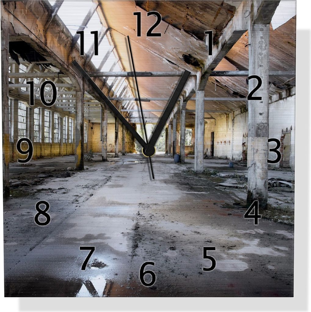 Wallario Design Wanduhr Alte Industriehalle leerstehend und einsam aus Aluverbund, Größe 30 x 30 cm