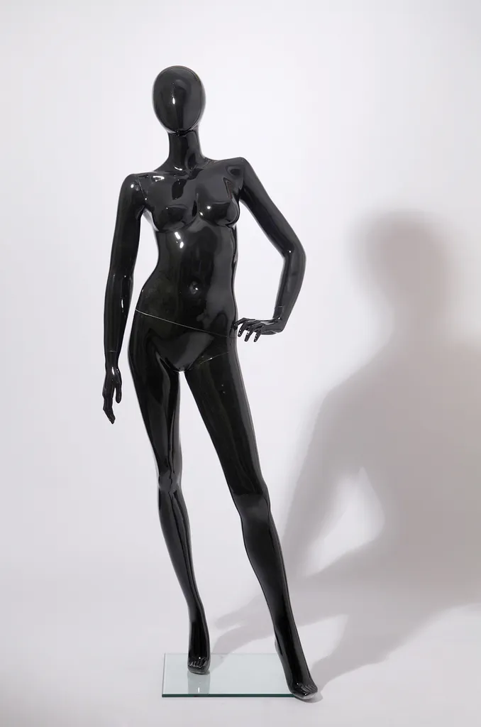 Mannequin femme laqué noir brillant tête abstraite design sans visage