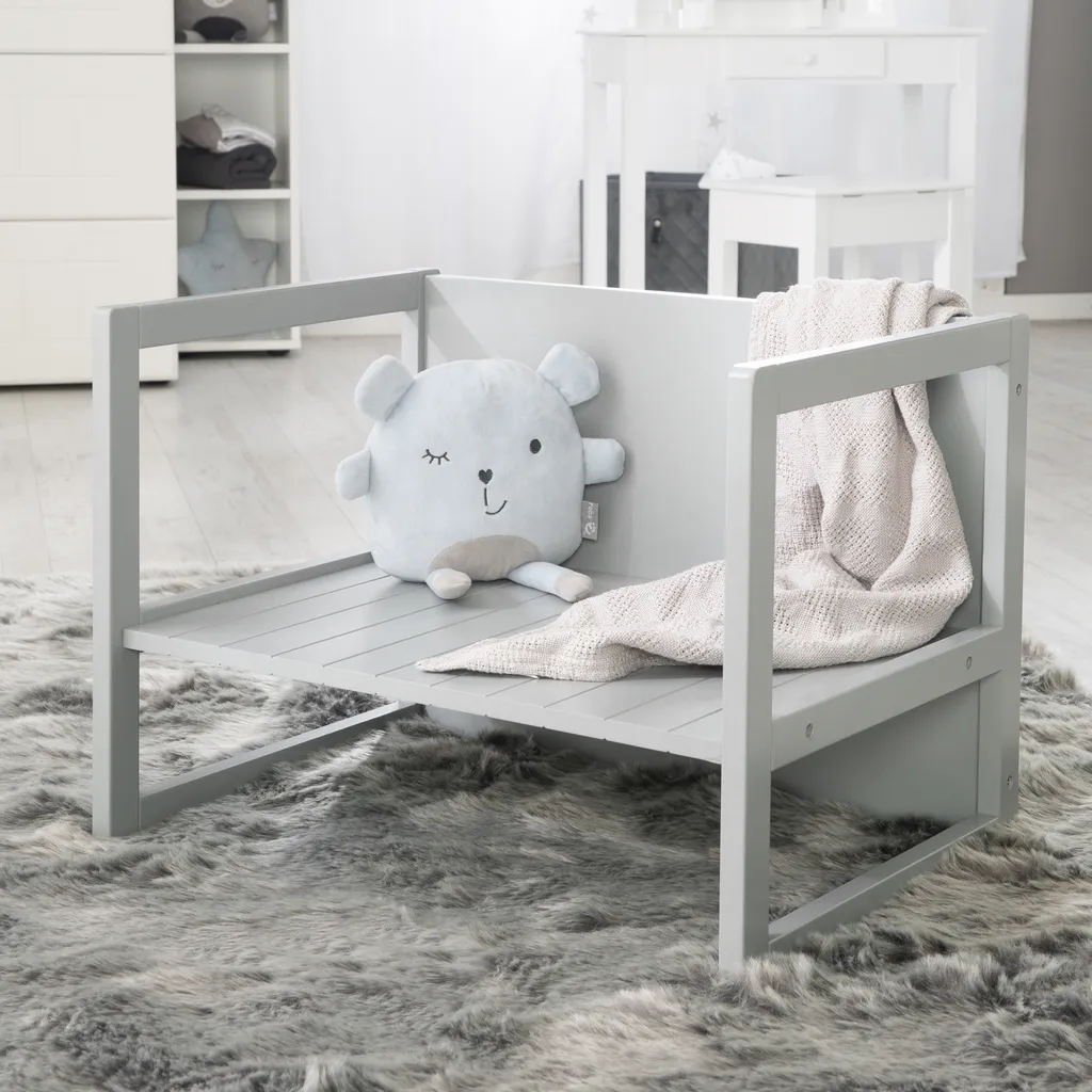 Optimisez l'espace enfant avec ce banc transformable et ses tabourets
