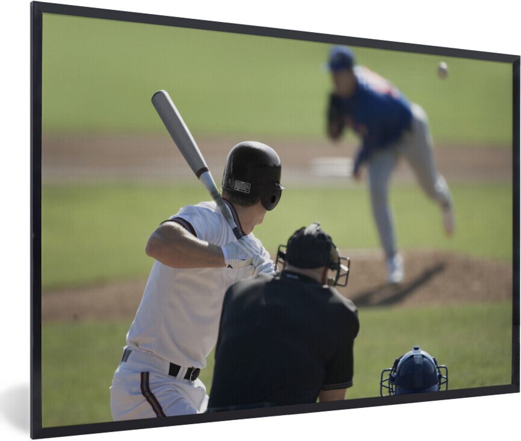 MuchoWow Gerahmtes Poster Der Pitcher wirft dem Schlagmann während eines Baseballspiels den Ball zu 90x60 cm - Poster mit Schwarzem Bilderrahmen...