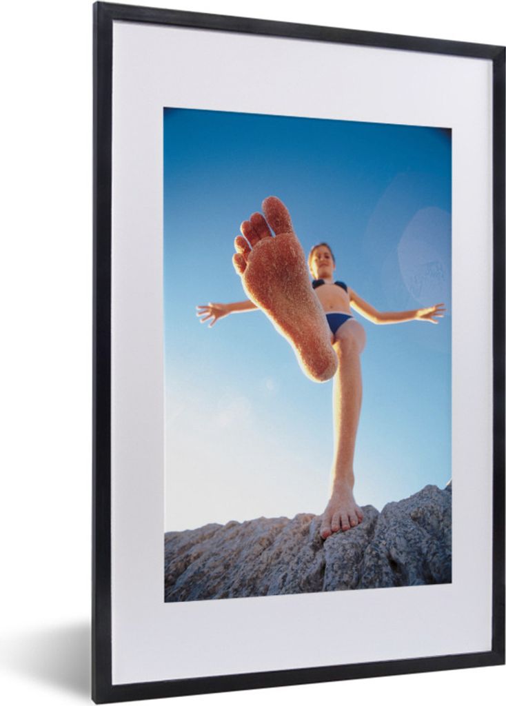 MuchoWow Gerahmtes Poster Der Fuß eines Kindes 40x60 cm - Poster mit Schwarzem Bilderrahmen Wandposter Rahmen Foto Bilder - Poster in Rahmen