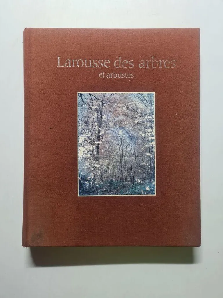 Aménager son jardin avec le Larousse des arbres et arbustes de référence