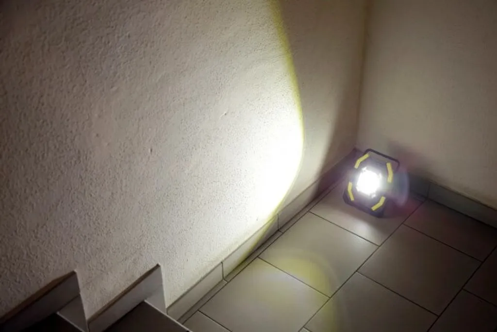 Lampe de travail LED 30W sans fil Kerbl WorkFire Pro avec batterie