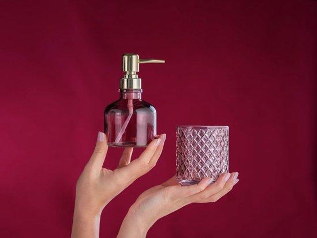 Elegante rote Seifenabguss mit goldenem Düsenkopf | Nachfüllbar und ideal für jede Waschbeckenablaufstelle