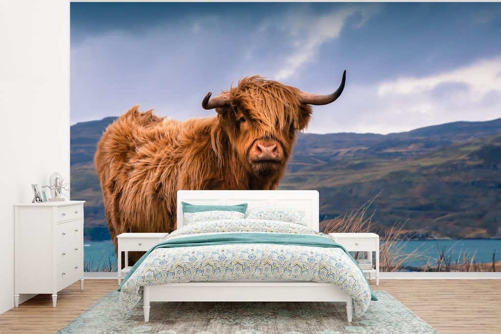 MuchoWow Fototapete für Wohnzimmer oder Schlafzimmer Wandtapete Vinyl Motivtapete Schottischer Highlander - Berg - Wasser - Natur - Kuh - 400x30...