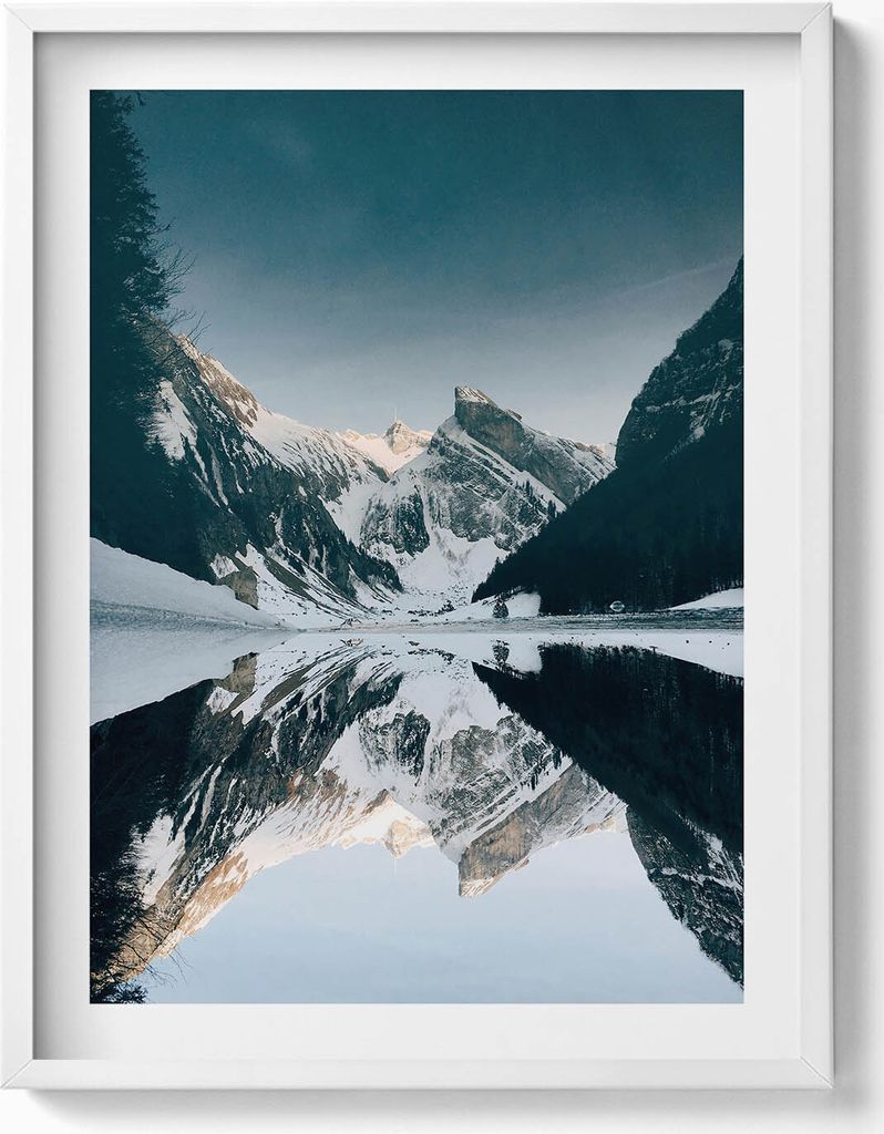 Blick auf einen Bergsee im Winter– Wandbild mit Rahmen – Gerahmtes Bild – Wanddekoration – 60x80 cm – Weiß Rahmen