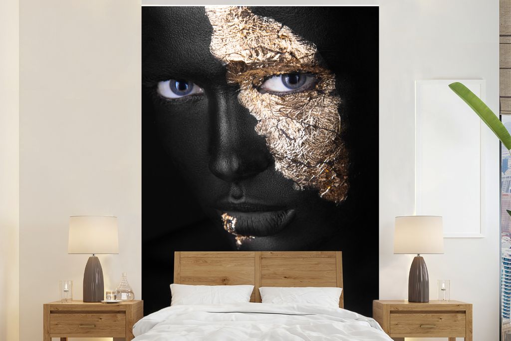 MuchoWow Fototapete für Wohnzimmer oder Schlafzimmer Wandtapete Vinyl Motivtapete Frau - Gold - Schwarz und Gold - 195x300 cm - Das Hintergrundbild