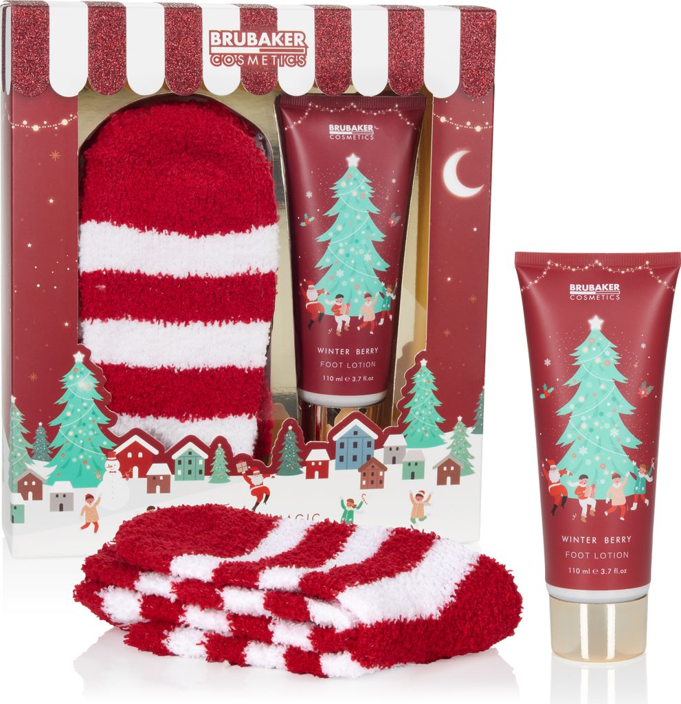 BRUBAKER Cosmetics Weihnachten Geschenkset Winter Beeren Duft - Extra weiche Plüsch Socken mit 110 ml Fußlotion - Fußpflege Weihnachtsset für F...