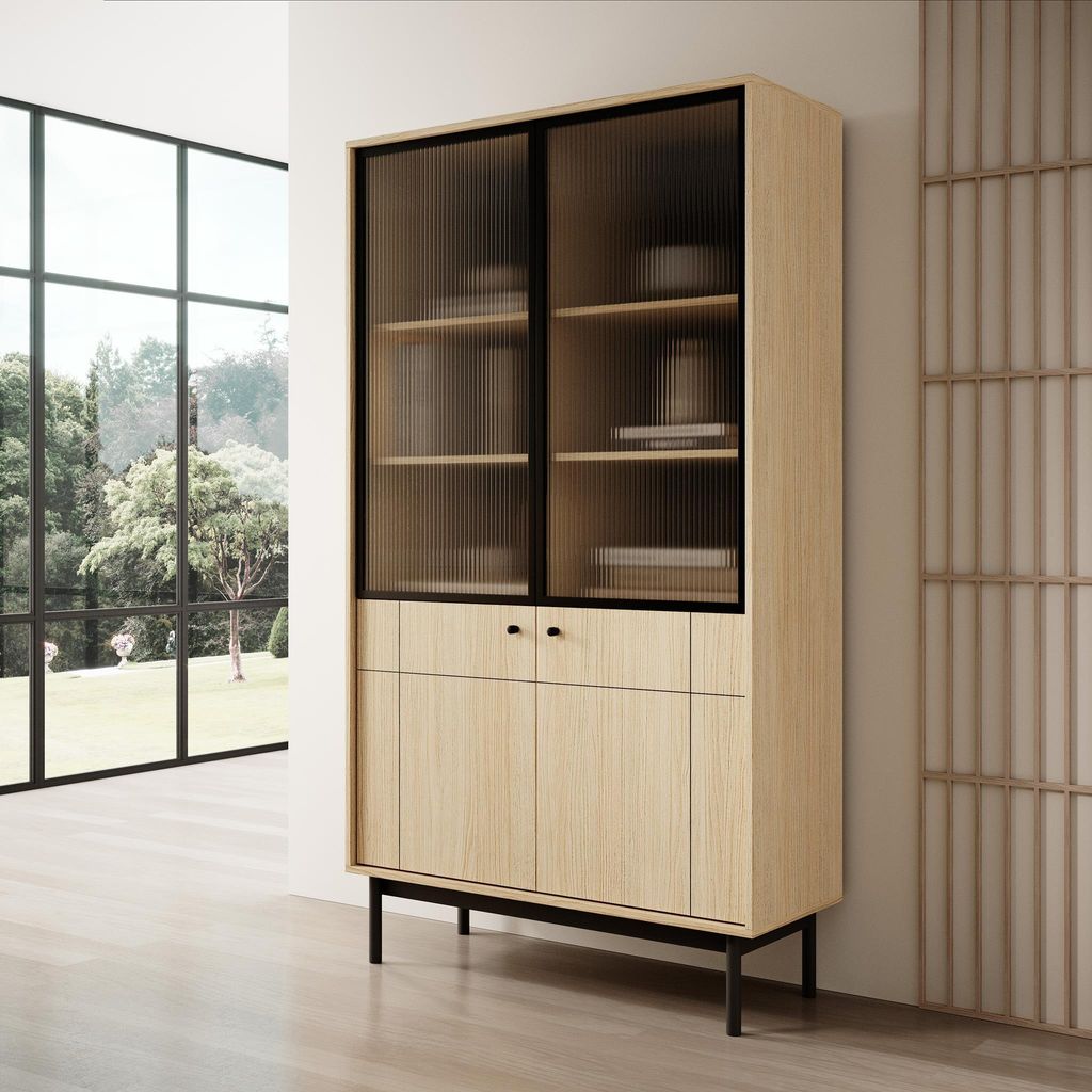 Stilvolle Vitrine mit Glasfront 100 cm TRUE 2-türige Vitrine mit Metallbeinen Vitrine mit schwarzen Füßen, Farbe: Linea-Eiche