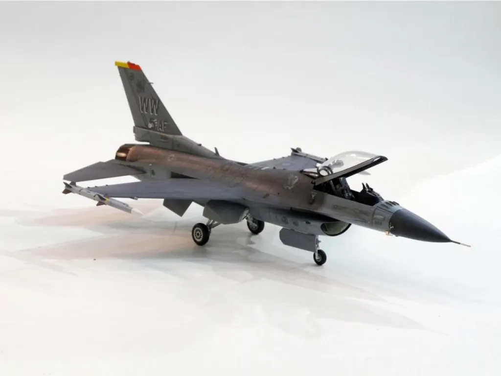 Maquette à Monter F-16CJ Fighting Falcon 1:72 Tamiya pour Collectionneur