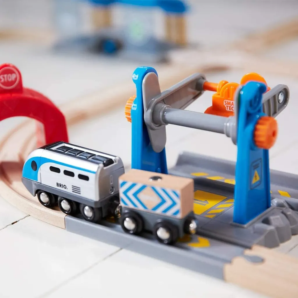 BRIO 33827 - Grue Smart Tech interactive pour circuit de train en bois