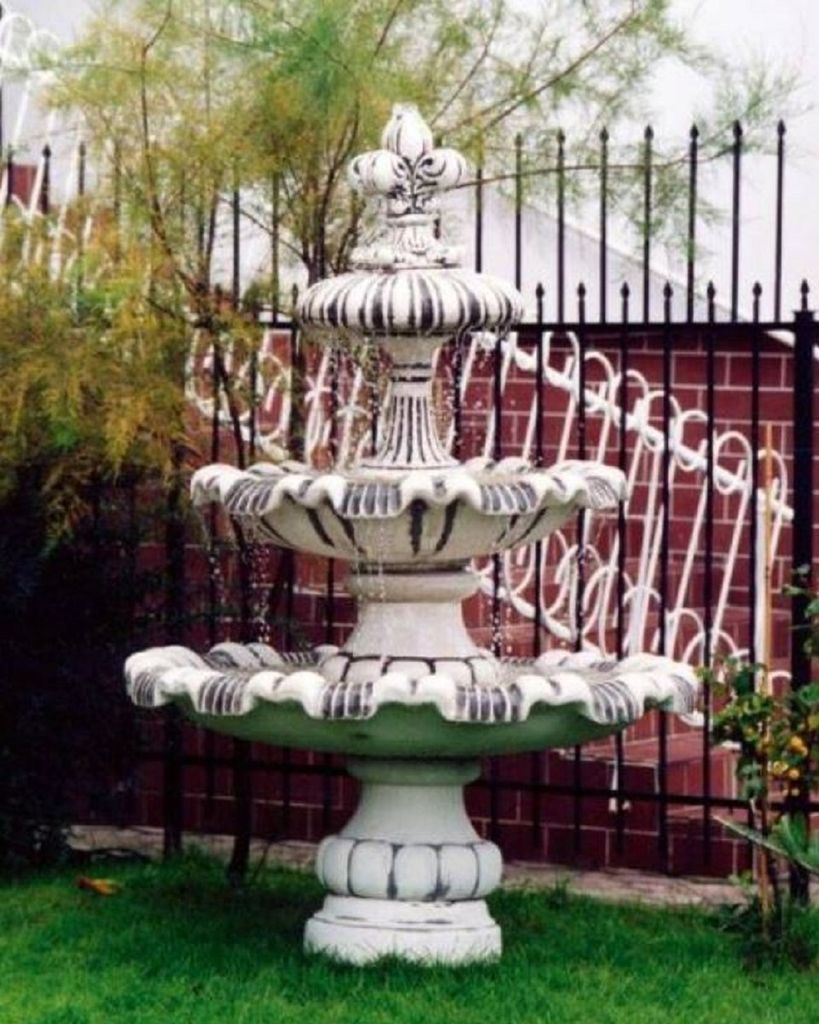 Casa Padrino Barock Springbrunnen mit dekorativer Lilie Weiß / Braun Ø 129 x H. 175 cm - Prunkvoller Gartenbrunnen im Barockstil - Runder Gartend...