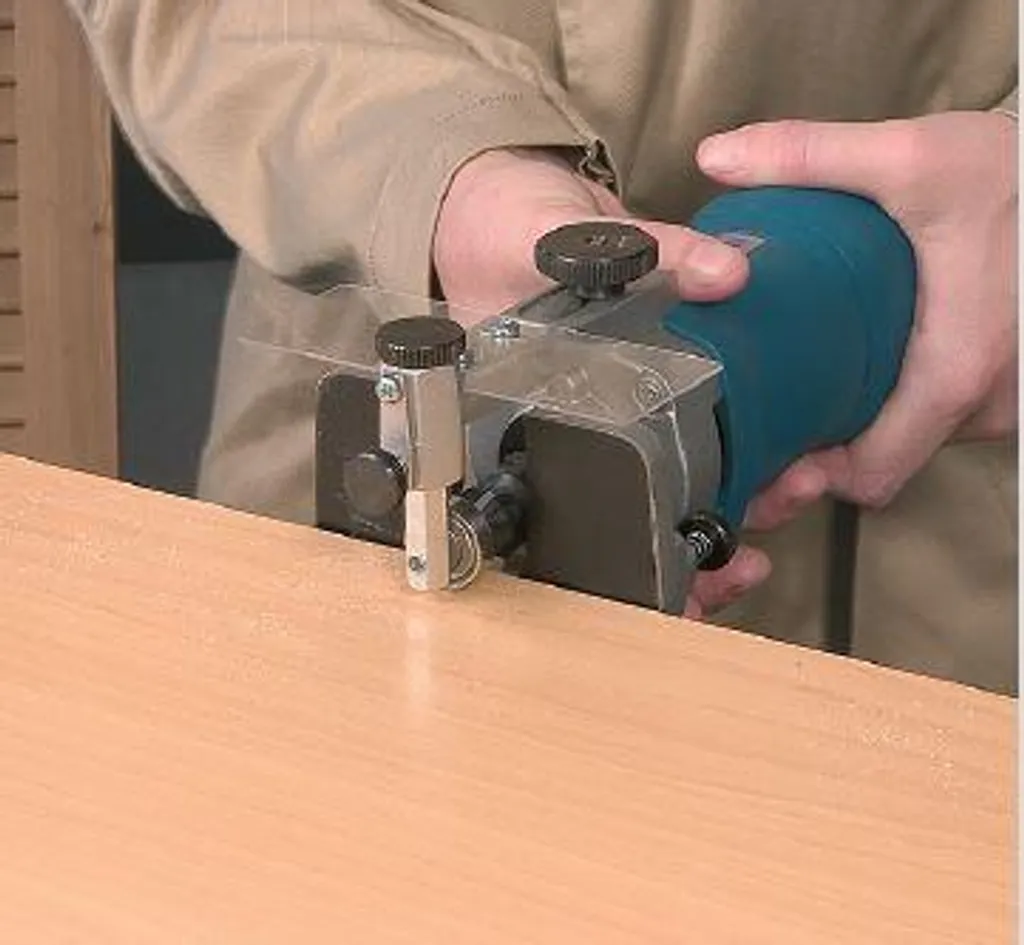 Affleureuse de précision pour bois Virutex FR192N avec base réglable 8mm